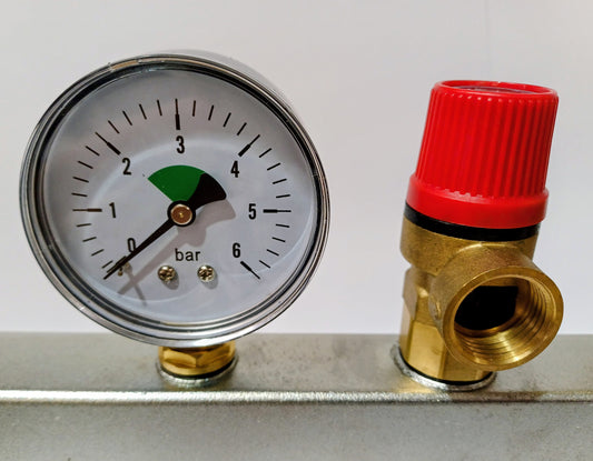 Console équipée pour vase d'expansion de chaudière avec soupape de sécurité à membrane