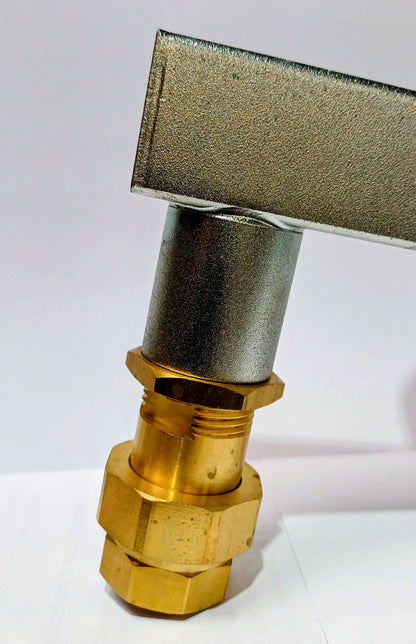 Console équipée pour vase d'expansion de chaudière avec soupape de sécurité à membrane