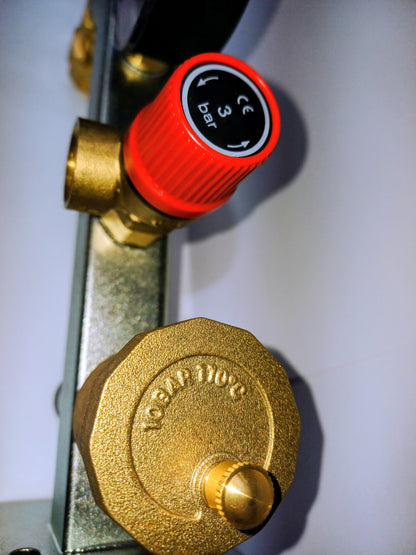 Console équipée pour vase d'expansion de chaudière avec soupape de sécurité à membrane