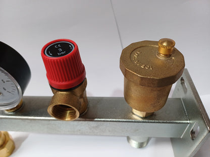 Console équipée pour vase d'expansion de chaudière avec soupape de sécurité à membrane