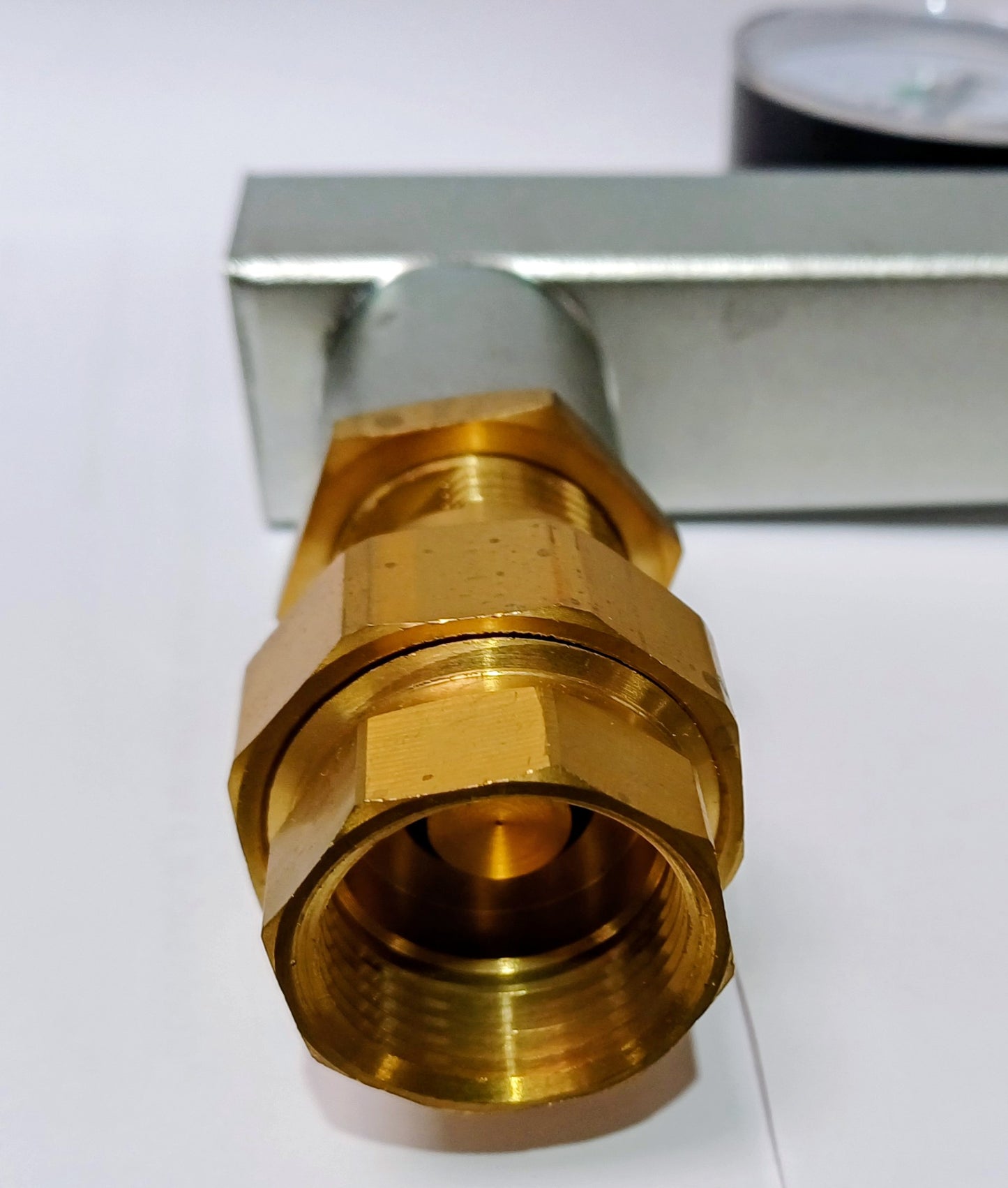 Console équipée pour vase d'expansion de chaudière avec soupape de sécurité à membrane