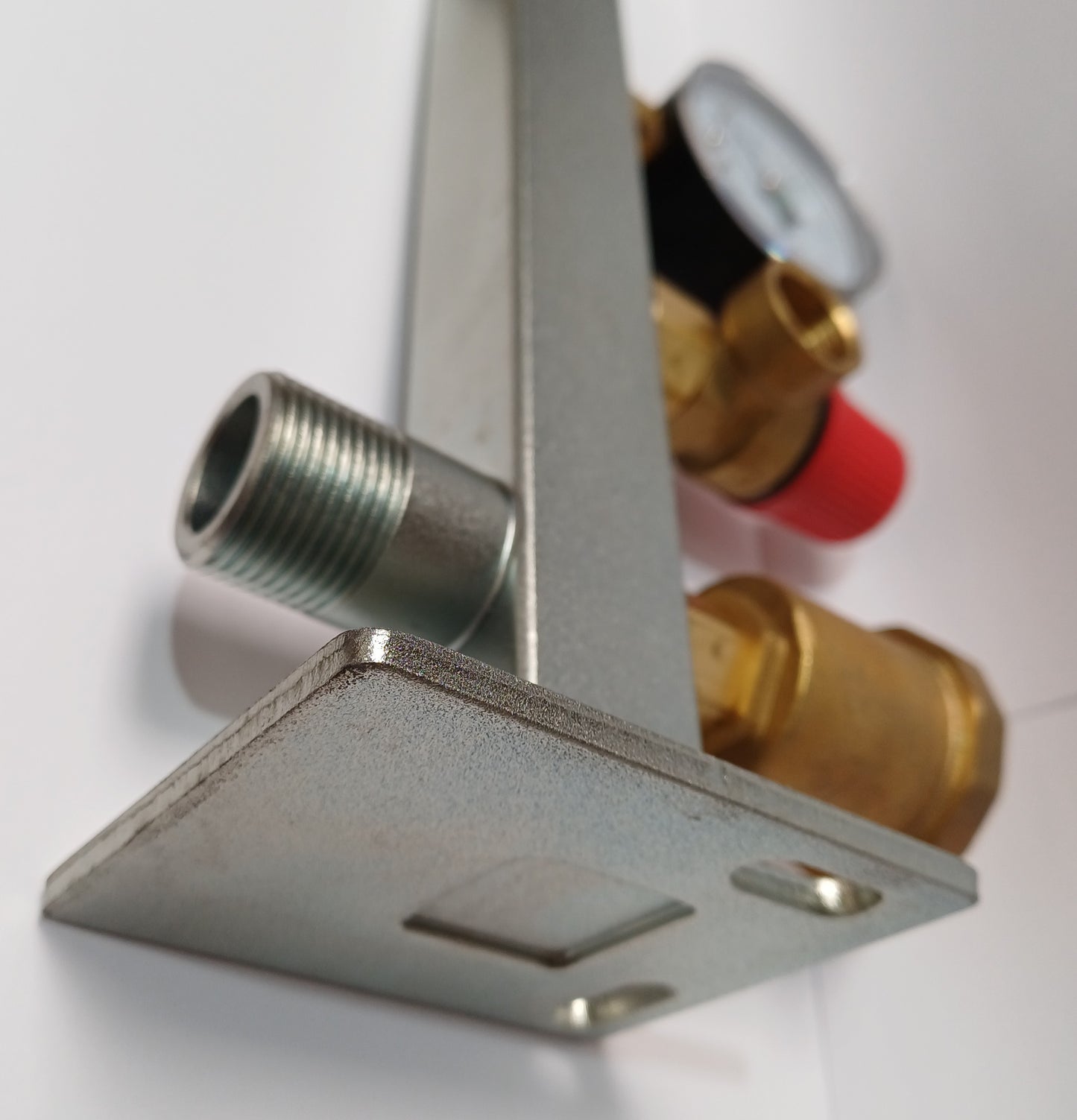 Console équipée pour vase d'expansion de chaudière avec soupape de sécurité à membrane