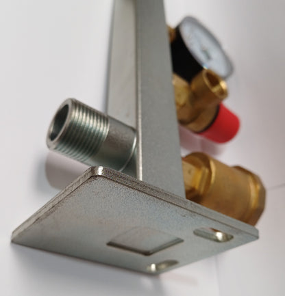 Console équipée pour vase d'expansion de chaudière avec soupape de sécurité à membrane